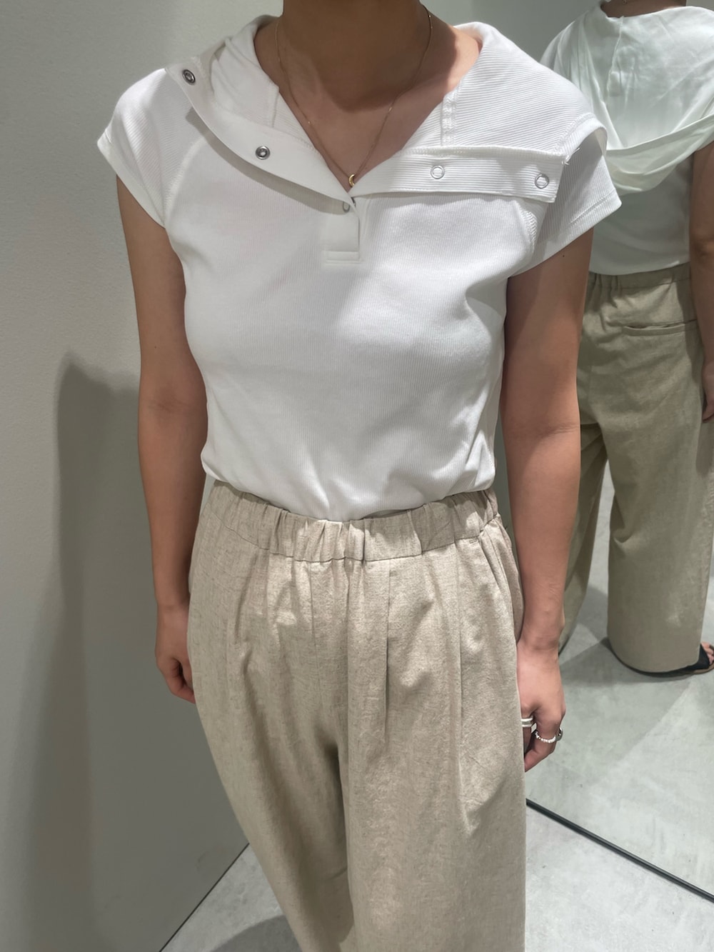 ホワイト系のTシャツ/カットソー、ベージュ系のその他パンツ、ブラック系のサンダルを着用したレディースの夏コーディネートの4枚目の写真