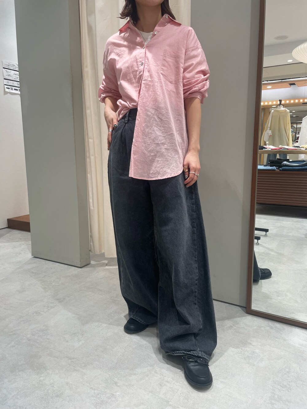 ピンク系のシャツ/ブラウス、ブラック系のデニムパンツ、ブラック系のローファーを着用したレディースの春コーディネートの5枚目の写真