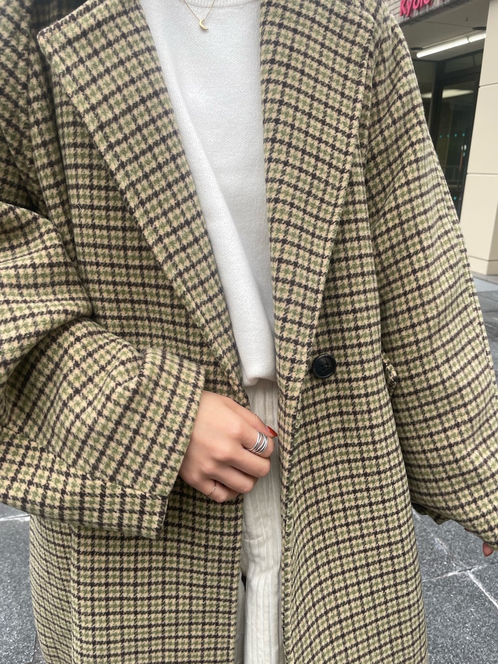 その他のチェスターコート、ホワイト系のニット/セーター、ホワイト系のその他パンツを着用したレディースの冬コーディネートの4枚目の写真