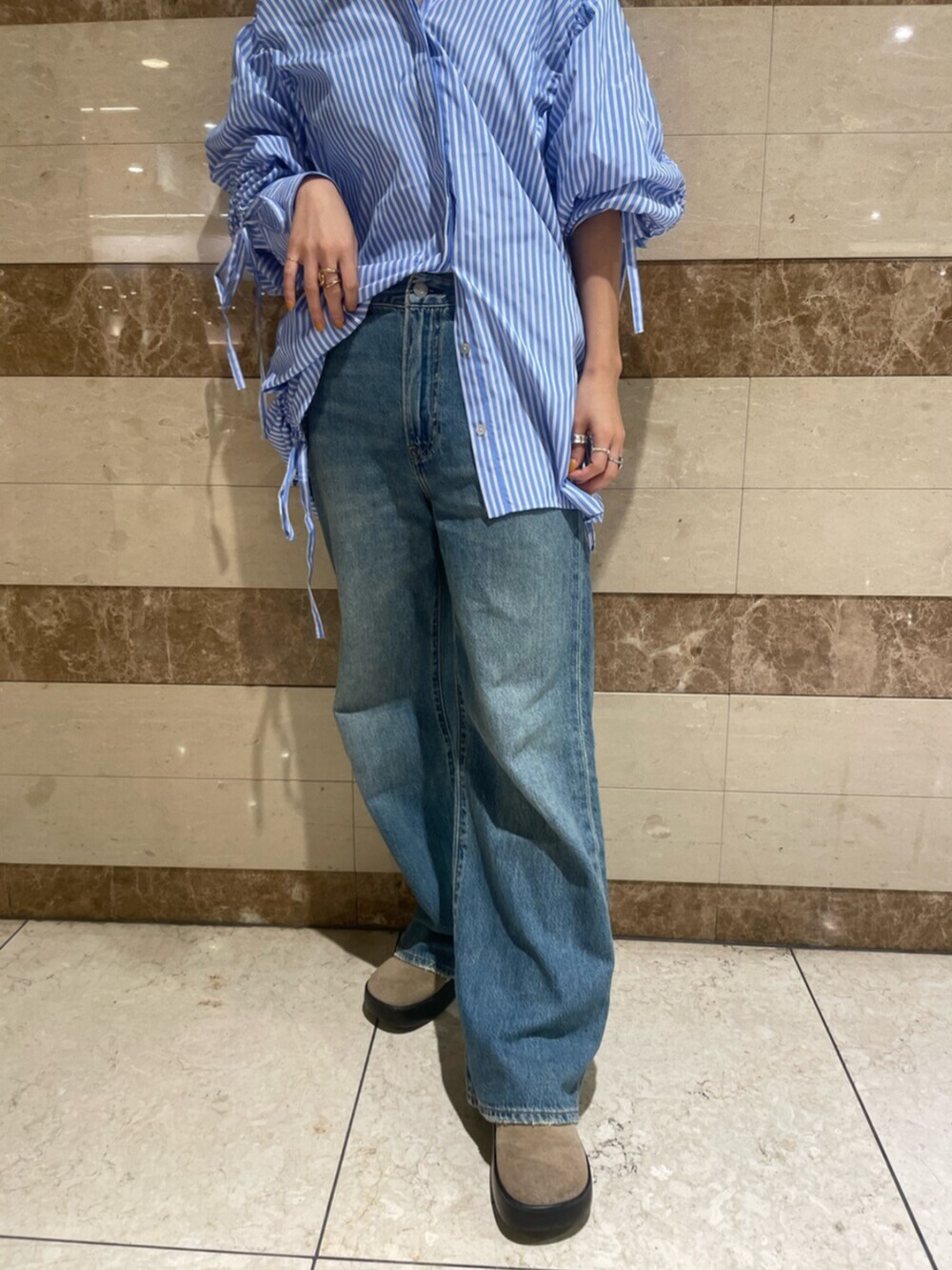 その他のシャツ/ブラウス、ブルー系のデニムパンツを着用したレディースの秋コーディネートの4枚目の写真