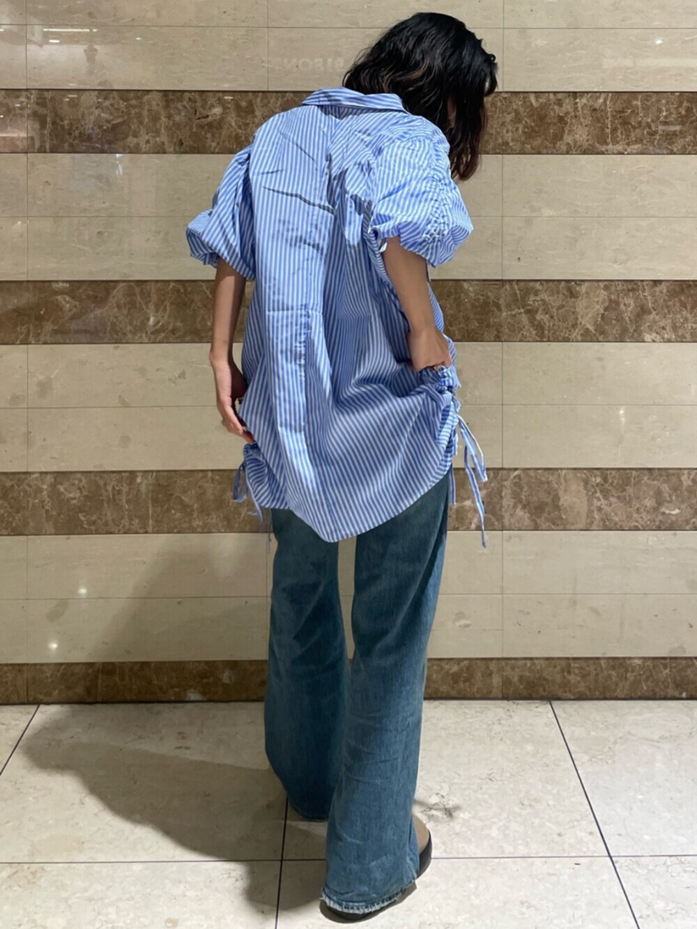 その他のシャツ/ブラウス、ブルー系のデニムパンツを着用したレディースの秋コーディネートの6枚目の写真