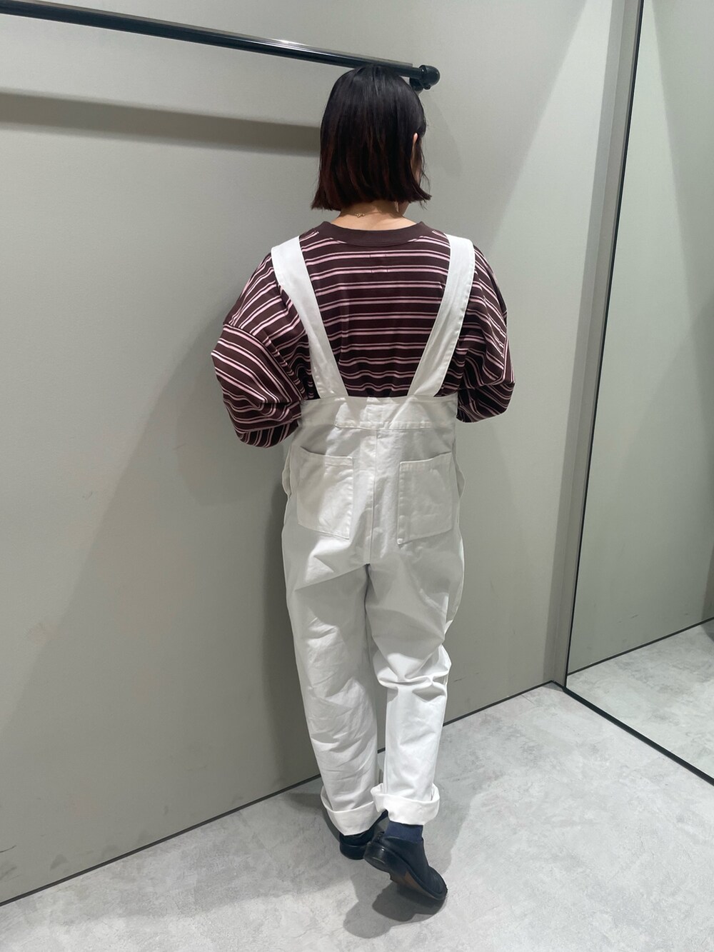 ホワイト系のつなぎ/オールインワン、ブラウン系のTシャツ/カットソーを着用したレディースの冬コーディネートの3枚目の写真