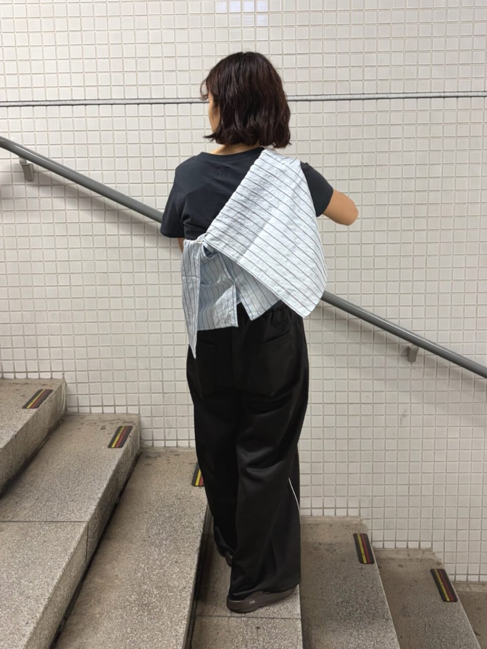 グレー系のTシャツ/カットソー、ブルー系のシャツ/ブラウス、ブラック系のその他パンツを着用したレディースの夏コーディネートの3枚目の写真