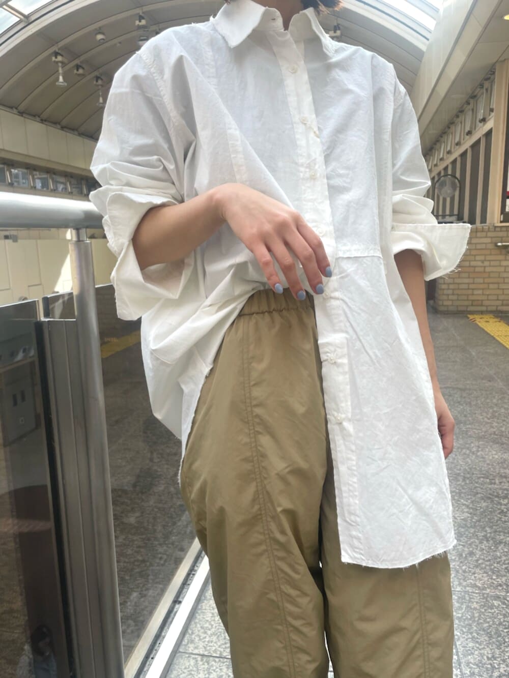 ホワイト系のシャツ/ブラウス、ベージュ系のその他パンツ、ブラック系のスニーカーを着用したレディースの冬コーディネートの4枚目の写真