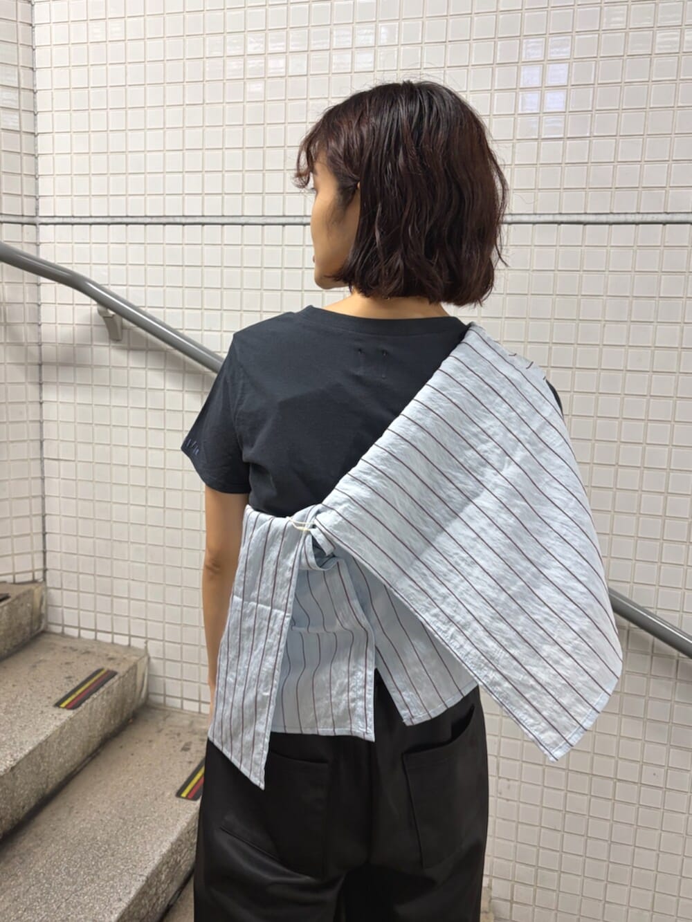 グレー系のTシャツ/カットソー、ブルー系のシャツ/ブラウス、ブラック系のその他パンツを着用したレディースの夏コーディネートの6枚目の写真