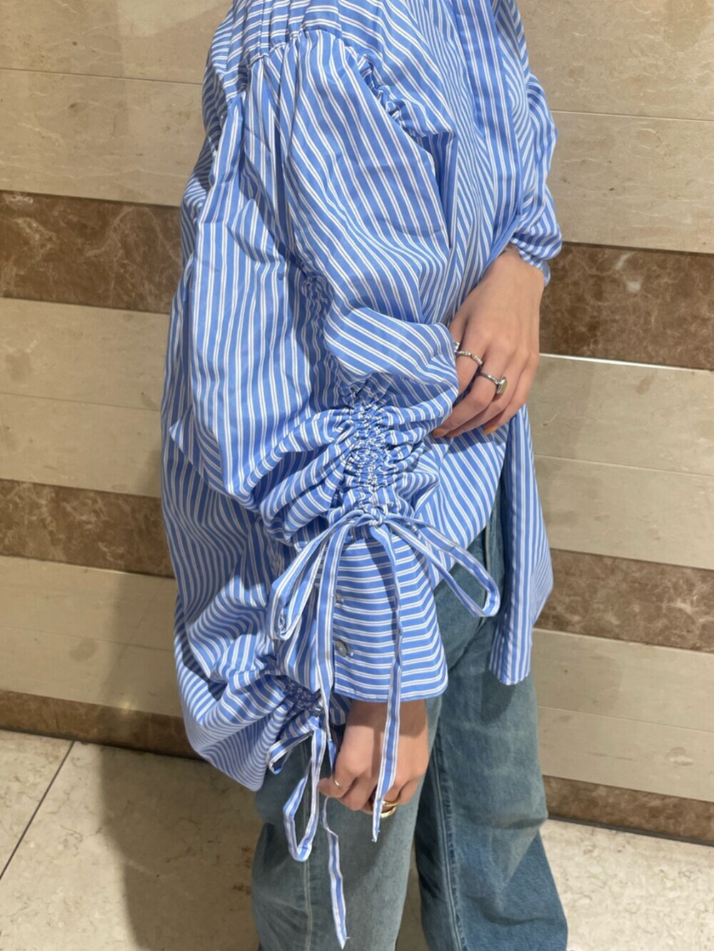 その他のシャツ/ブラウス、ブルー系のデニムパンツを着用したレディースの秋コーディネートの5枚目の写真