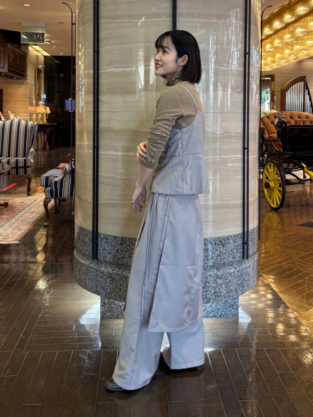 グレー系のその他パンツ、グレー系のキャミソール、ブラウン系のTシャツ/カットソーを着用したレディースの秋コーディネートの2枚目の写真