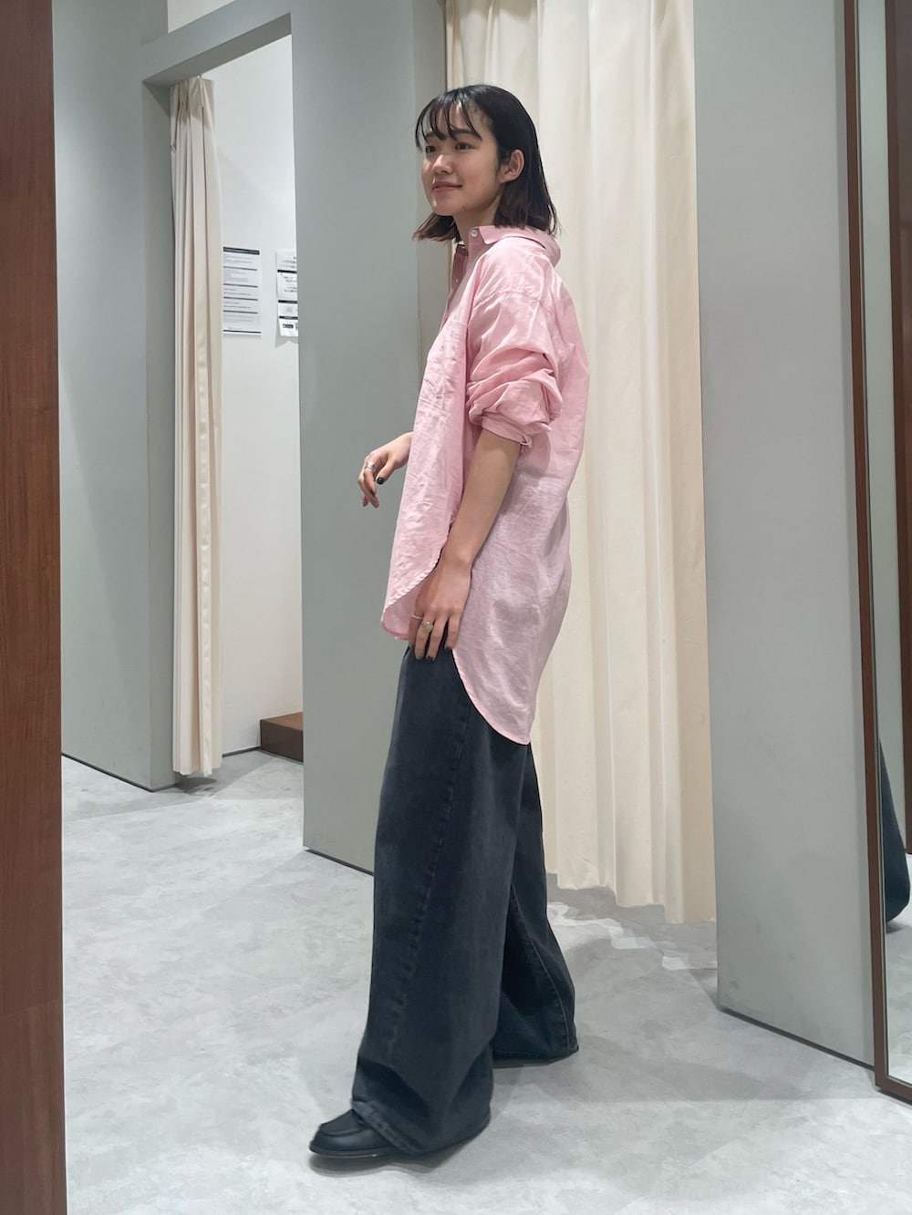 ピンク系のシャツ/ブラウス、ブラック系のデニムパンツ、ブラック系のローファーを着用したレディースの春コーディネートの2枚目の写真