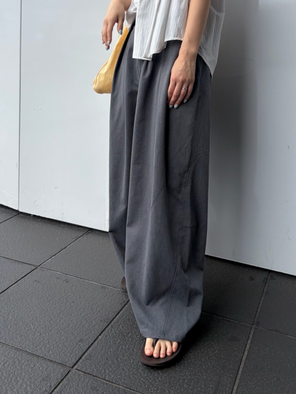 ホワイト系のシャツ/ブラウス、グレー系のその他パンツ、イエロー系のトートバッグを着用したレディースの夏コーディネートの4枚目の写真