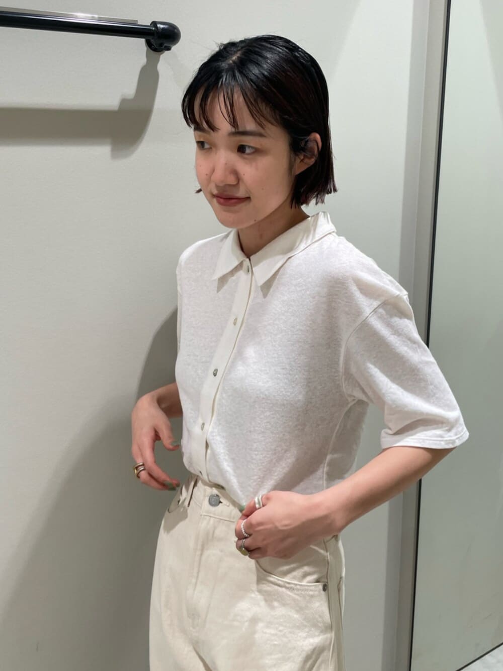 ホワイト系のカーディガン/ボレロ、ホワイト系のデニムパンツを着用したレディースの夏コーディネートの4枚目の写真