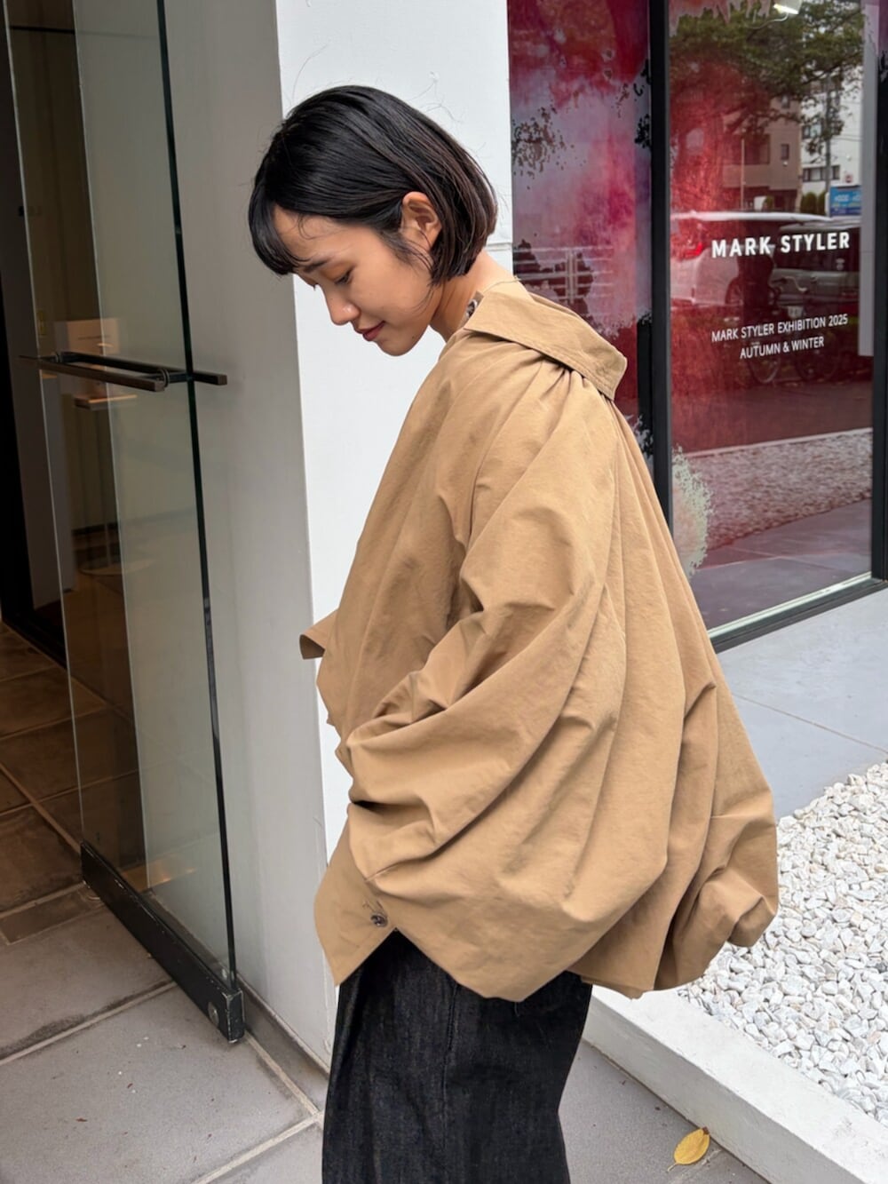 ベージュ系のブルゾン、グレー系のスウェット、ブラック系のデニムパンツを着用したレディースの秋コーディネートの5枚目の写真