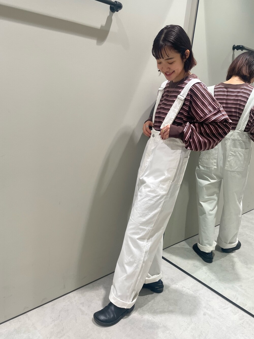 ホワイト系のつなぎ/オールインワン、ブラウン系のTシャツ/カットソーを着用したレディースの冬コーディネートの2枚目の写真