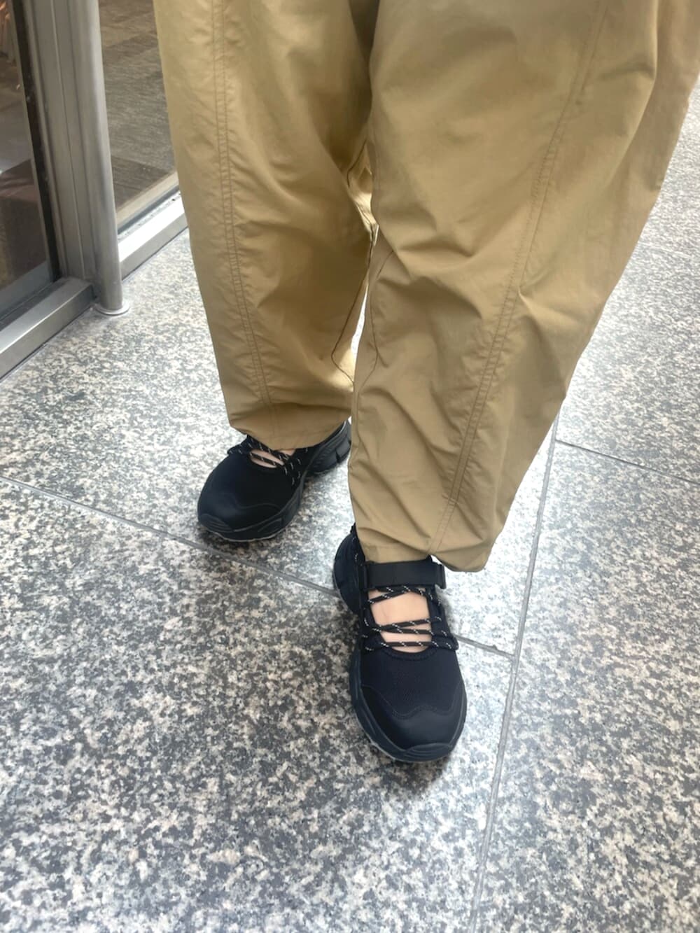 ホワイト系のシャツ/ブラウス、ベージュ系のその他パンツ、ブラック系のスニーカーを着用したレディースの冬コーディネートの5枚目の写真