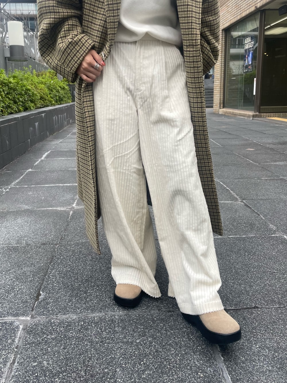 その他のチェスターコート、ホワイト系のニット/セーター、ホワイト系のその他パンツを着用したレディースの冬コーディネートの7枚目の写真