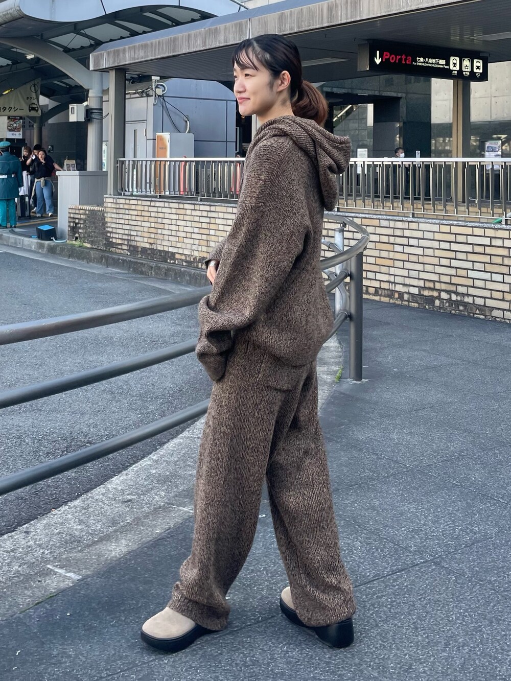 ブラウン系のニット/セーター、ブラウン系のその他パンツを着用したレディースの秋コーディネートの2枚目の写真