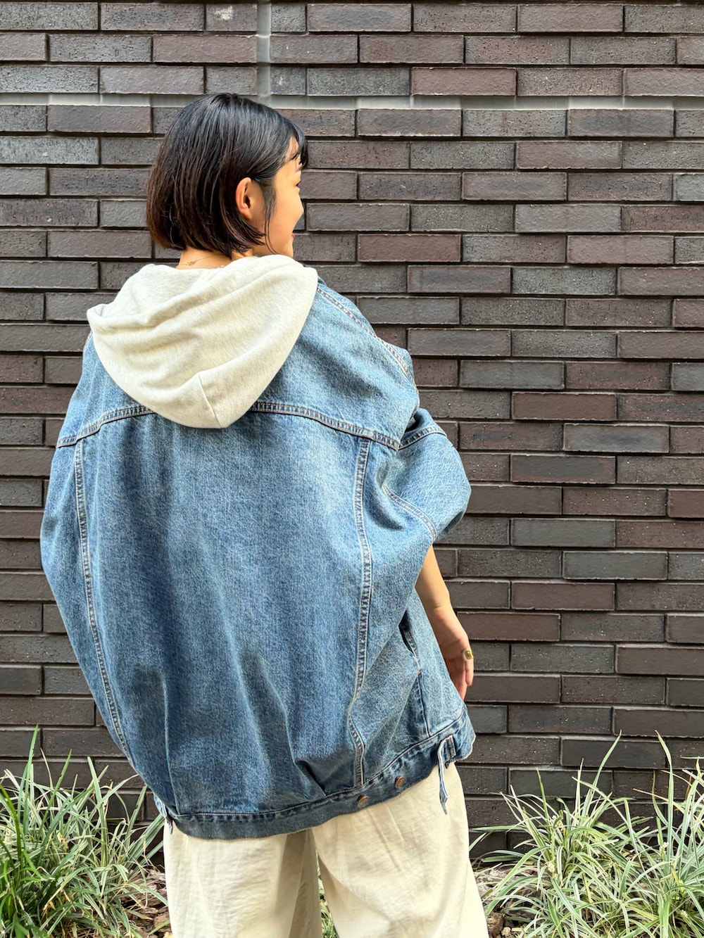 ブルー系のデニムジャケット、ホワイト系のその他パンツ、ホワイト系のパーカーを着用したレディースの秋コーディネートの5枚目の写真