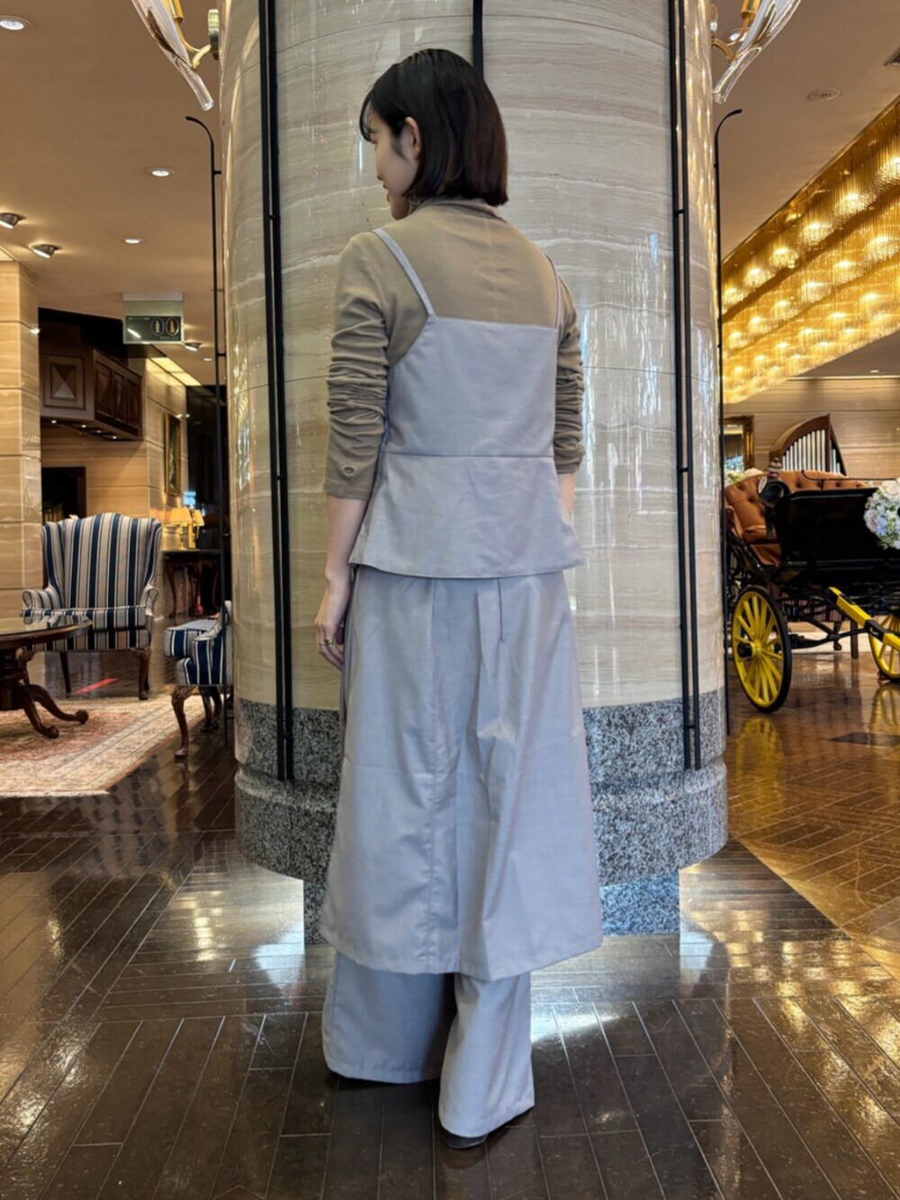 グレー系のその他パンツ、グレー系のキャミソール、ブラウン系のTシャツ/カットソーを着用したレディースの秋コーディネートの3枚目の写真