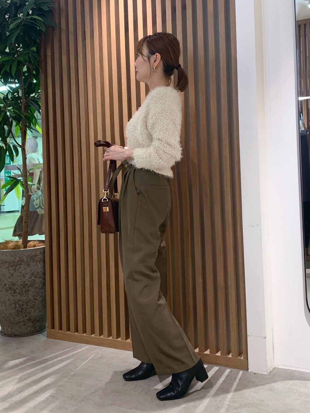「きれいめカジュアル、秋のコーデ、オトナカジュアル、秋服、ニットカーディガン、タックパンツ、ワントーンコーデ、パンツコーデ、カーディガンコーデ」｜「FREE'S MARTの◆［ＷＥＢ限定］ポップコーンフェザー前後２ＷＡＹカーディガン（カーディガン/ボレロ、ホワイト系）」を使った、yukaさん（レディース・160cm）の秋コーディネートの3枚目の写真