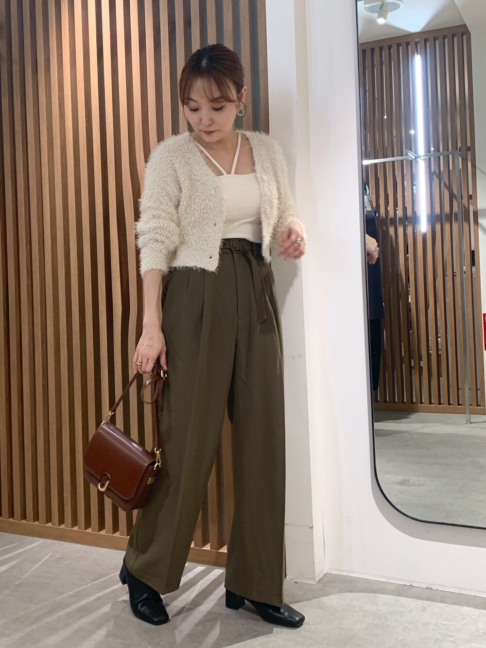 「きれいめカジュアル、秋のコーデ、オトナカジュアル、秋服、ニットカーディガン、タックパンツ、ワントーンコーデ、パンツコーデ、カーディガンコーデ」｜「FREE'S MARTの◆［ＷＥＢ限定］ポップコーンフェザー前後２ＷＡＹカーディガン（カーディガン/ボレロ、ホワイト系）」を使った、yukaさん（レディース・160cm）の秋コーディネートの5枚目の写真