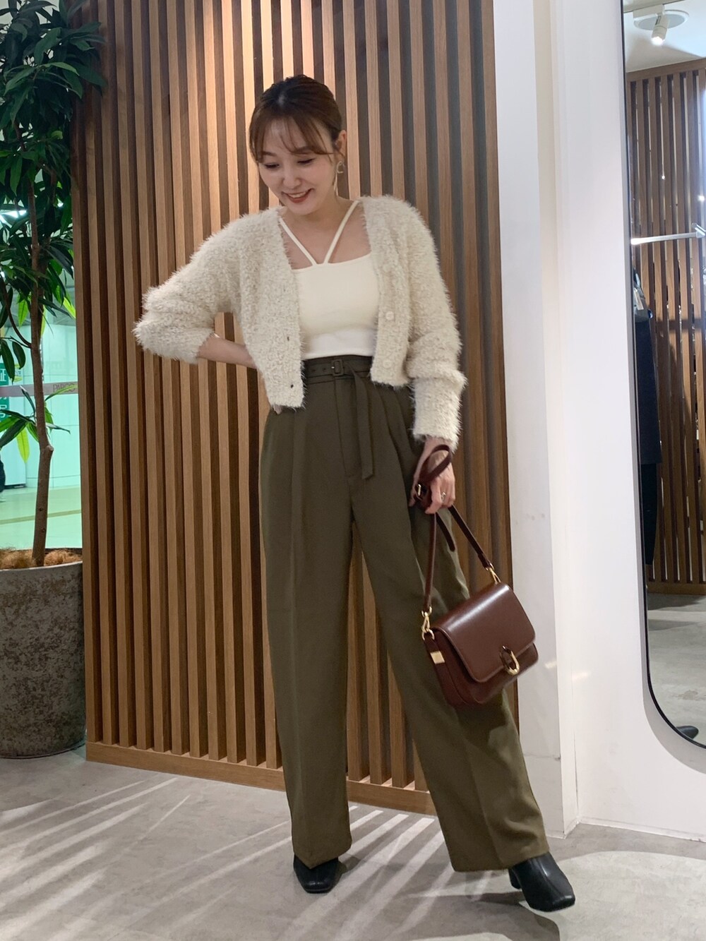 「きれいめカジュアル、秋のコーデ、オトナカジュアル、秋服、ニットカーディガン、タックパンツ、ワントーンコーデ、パンツコーデ、カーディガンコーデ」｜「FREE'S MARTの◆［ＷＥＢ限定］ポップコーンフェザー前後２ＷＡＹカーディガン（カーディガン/ボレロ、ホワイト系）」を使った、yukaさん（レディース・160cm）の秋コーディネートの2枚目の写真