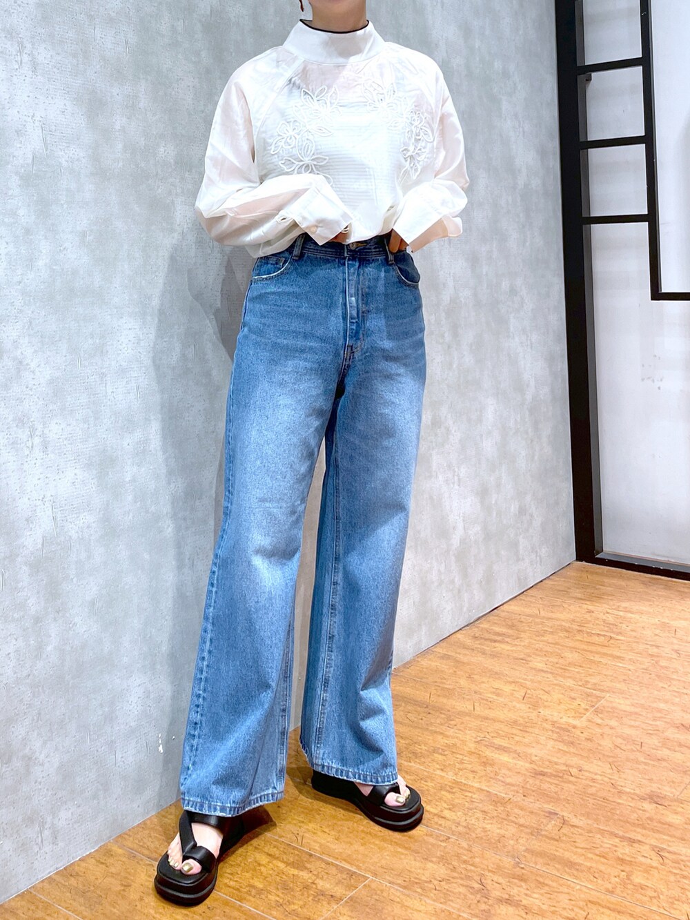 ホワイト系のシャツ/ブラウス、ブラック系のサンダル、ブルー系のデニムパンツを着用したレディースの夏コーディネートの5枚目の写真