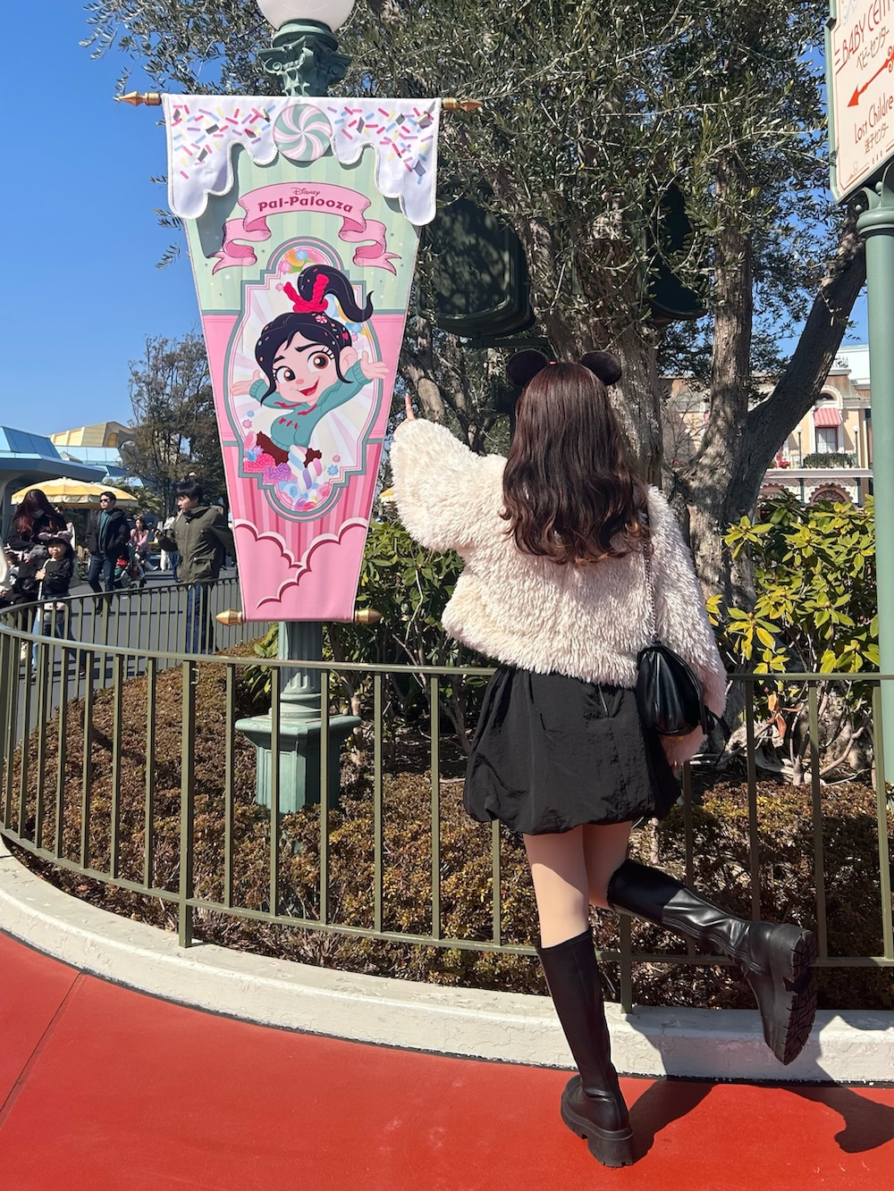 ホワイト系のその他アウター、ブラック系のニット/セーター、ブラック系のスカートを着用したレディースの春コーディネートの2枚目の写真