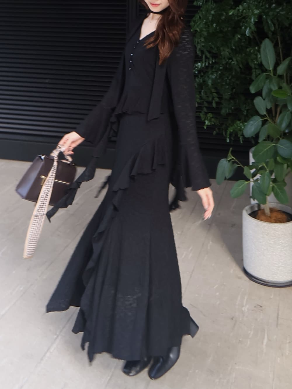 ホワイト系のその他アウター、ブラック系のワンピース、ブラウン系のショルダーバッグを着用したレディースの冬コーディネートの5枚目の写真