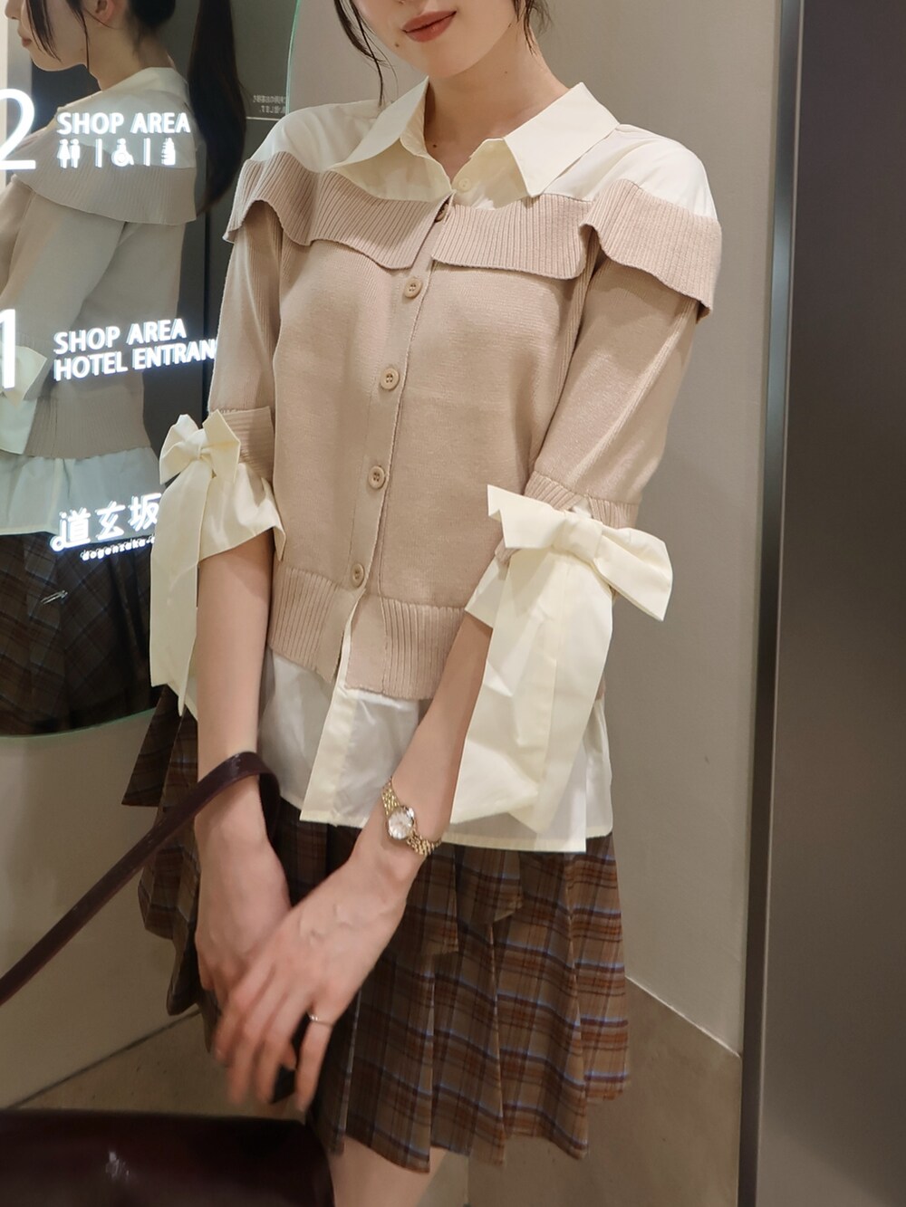 ベージュ系のニット/セーター、ブラウン系のスカート、レッド系のパンプスを着用したレディースの秋コーディネートの4枚目の写真