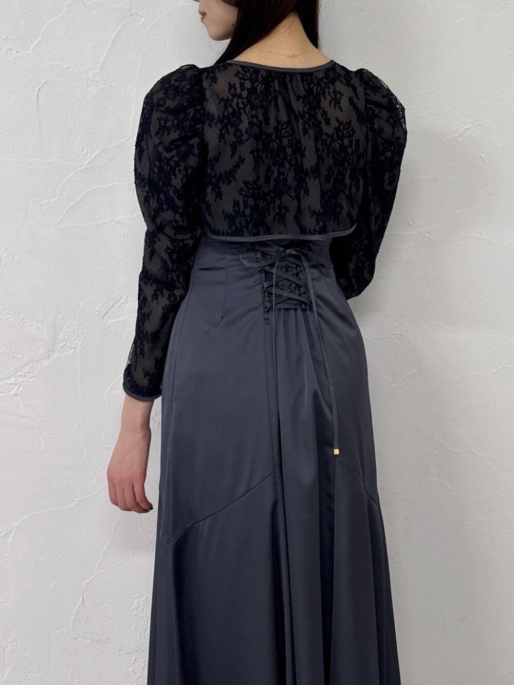 ブラック系のドレスを着用したレディースの冬コーディネートの6枚目の写真