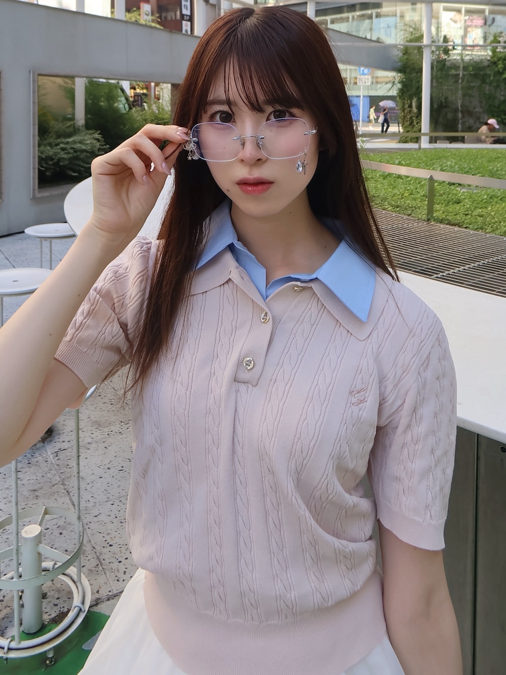 ピンク系のニット/セーター、ホワイト系のスカートを着用したレディースの夏コーディネートの5枚目の写真