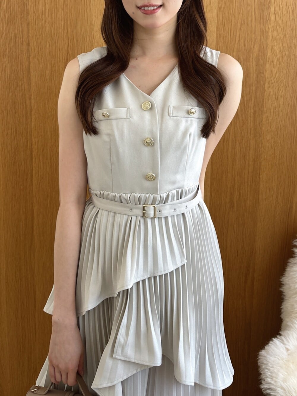 ホワイト系のパンプス、ベージュ系のワンピース、ベージュ系のショルダーバッグを着用したレディースの秋コーディネートの4枚目の写真