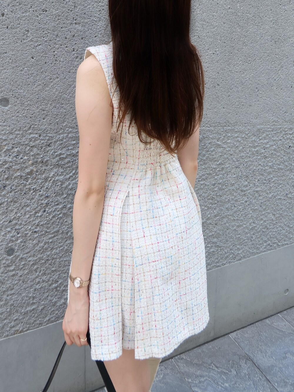 ホワイト系のワンピース、ホワイト系のブーツ、ブラック系のハンドバッグを着用したレディースの夏コーディネートの5枚目の写真