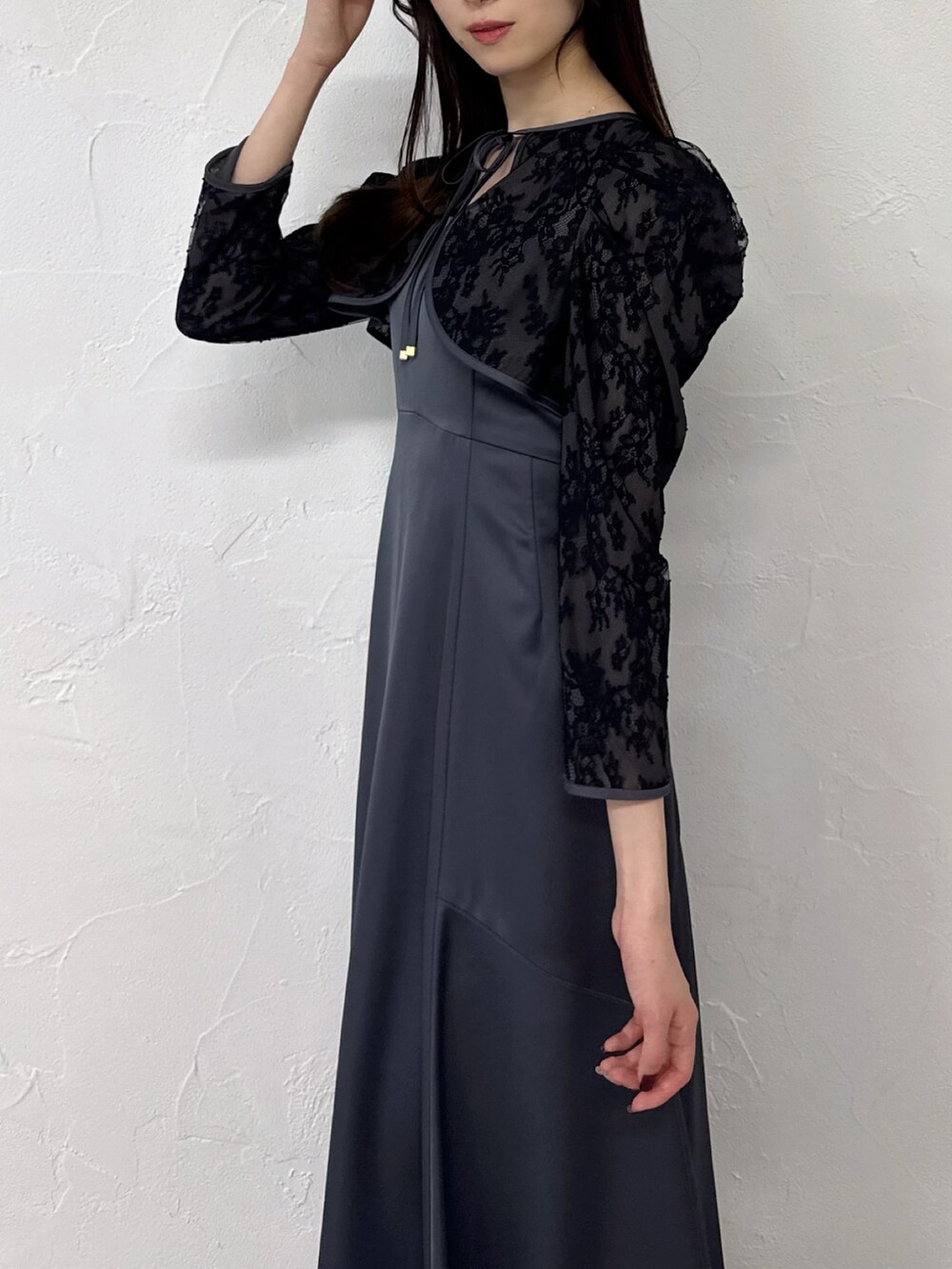 ブラック系のドレスを着用したレディースの冬コーディネートの5枚目の写真