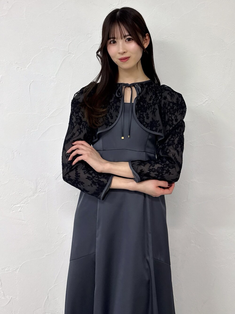 ブラック系のドレスを着用したレディースの冬コーディネートの4枚目の写真