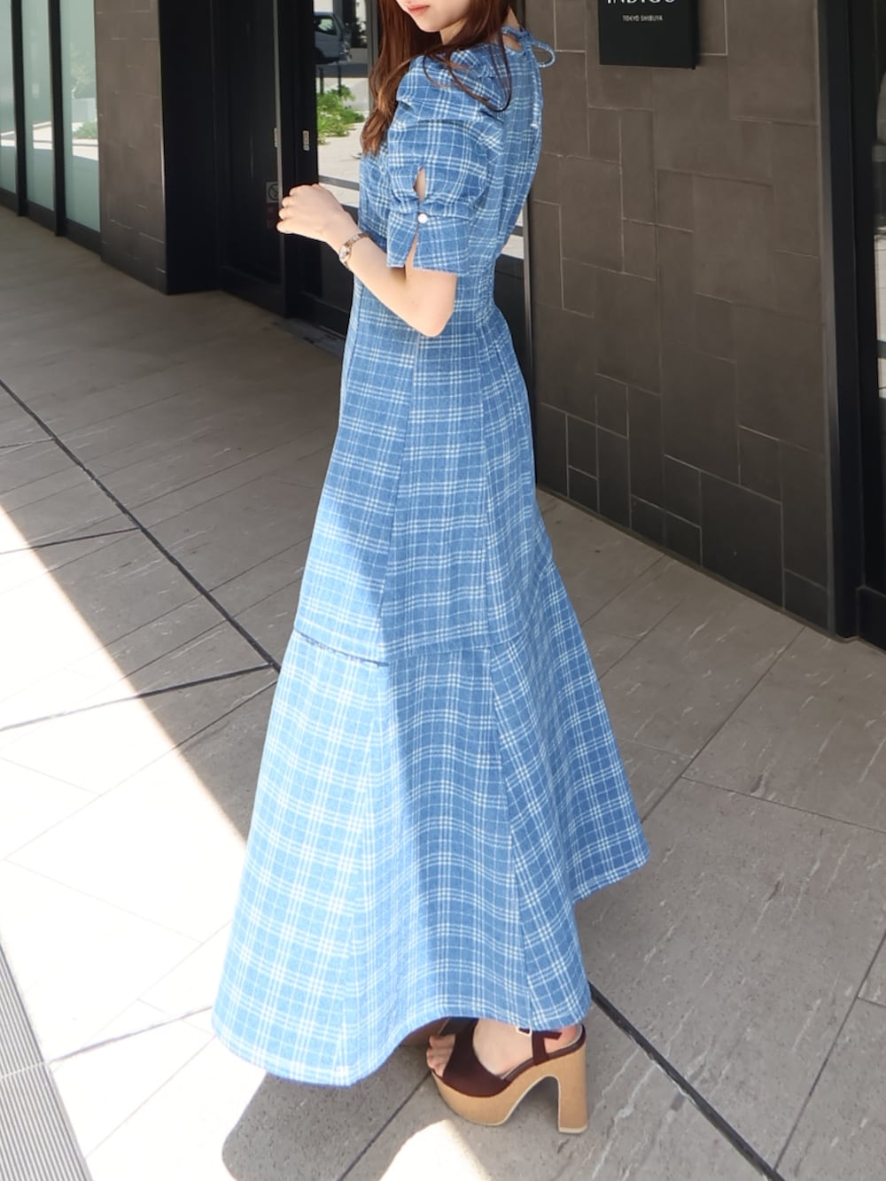 その他のワンピース、ブラウン系のサンダルを着用したレディースの夏コーディネートの2枚目の写真