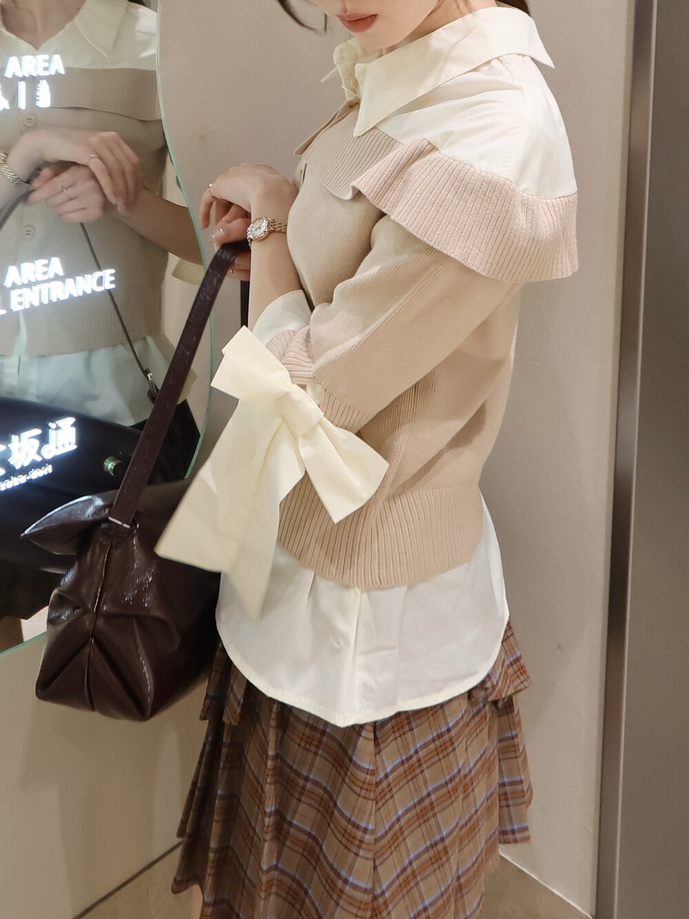 ベージュ系のニット/セーター、ブラウン系のスカート、レッド系のパンプスを着用したレディースの秋コーディネートの5枚目の写真