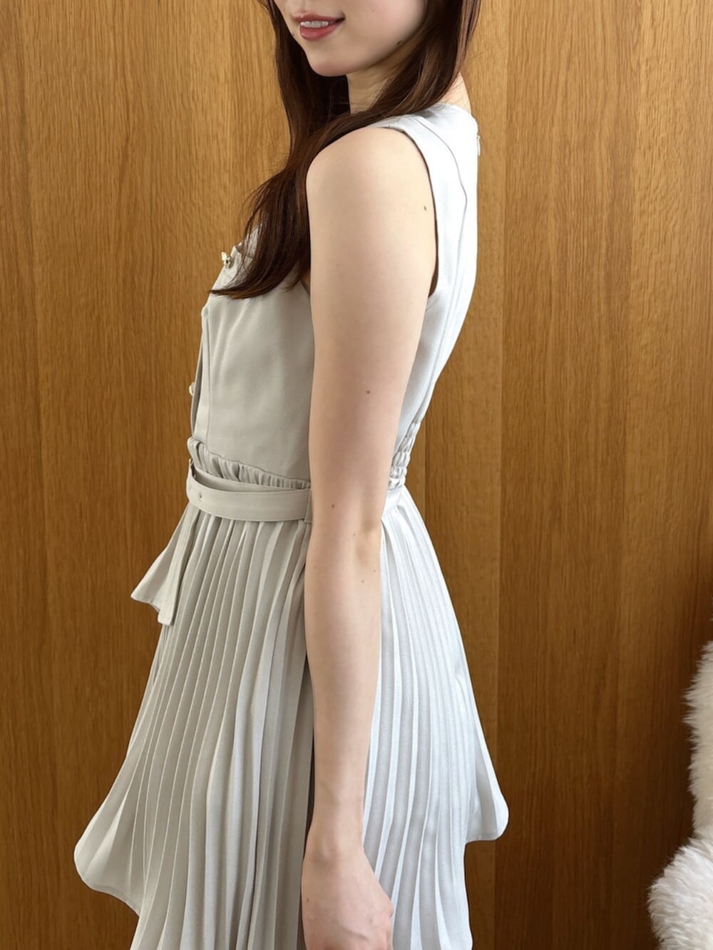 ホワイト系のパンプス、ベージュ系のワンピース、ベージュ系のショルダーバッグを着用したレディースの秋コーディネートの6枚目の写真