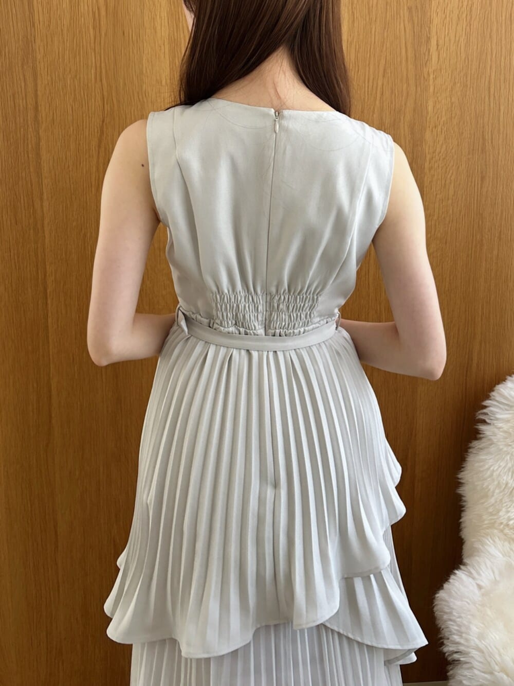 ホワイト系のパンプス、ベージュ系のワンピース、ベージュ系のショルダーバッグを着用したレディースの秋コーディネートの7枚目の写真