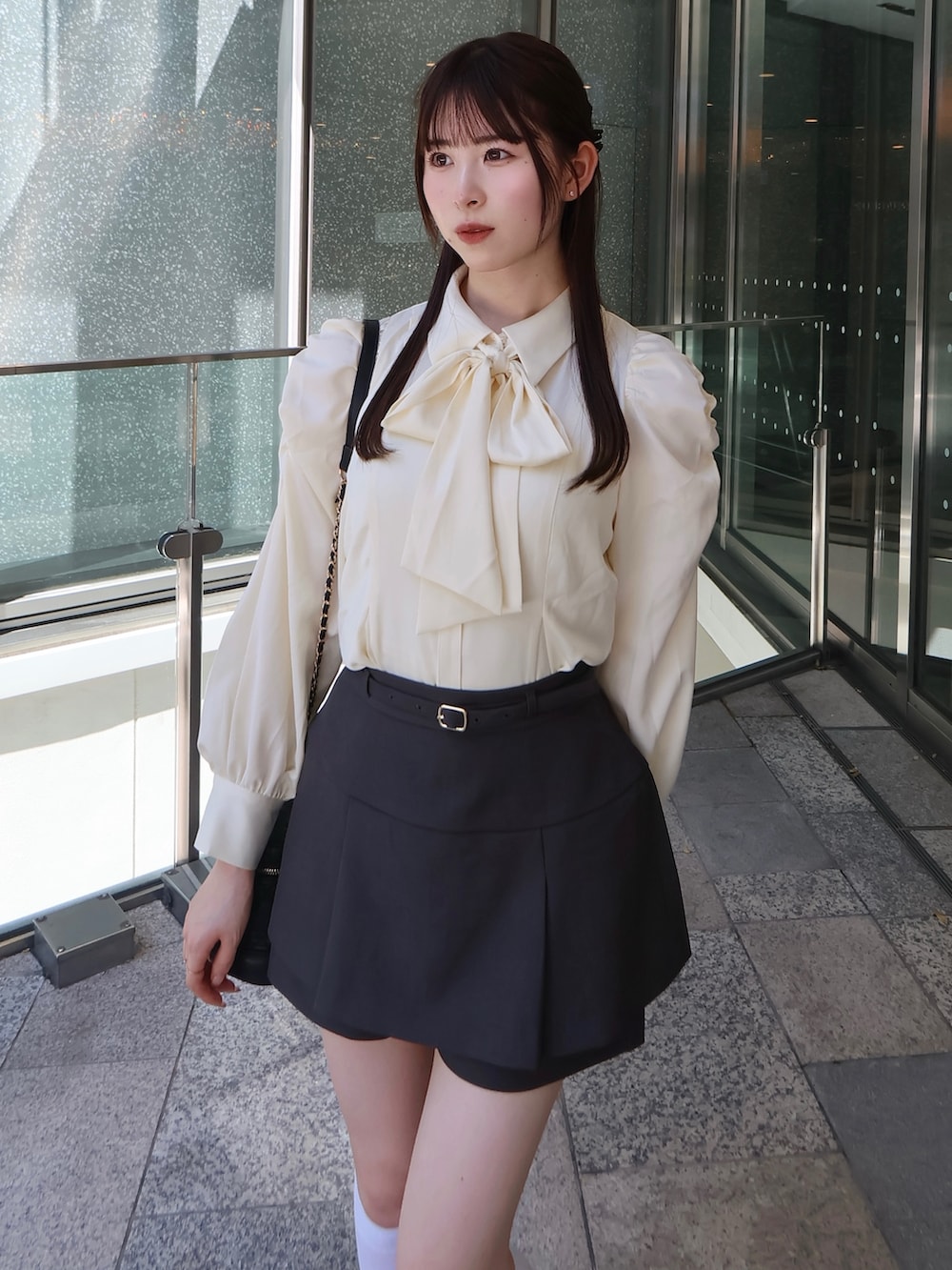 グレー系のスカート、グレー系のテーラードジャケット、イエロー系のシャツ/ブラウスを着用したレディースの秋コーディネートの6枚目の写真