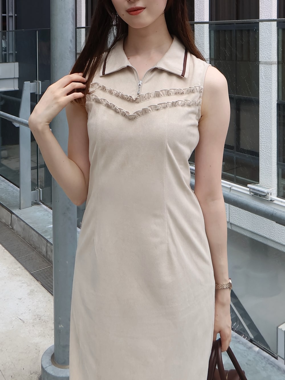 ブラウン系のサンダル、ブラウン系のボストンバッグ、ホワイト系のワンピースを着用したレディースの夏コーディネートの5枚目の写真