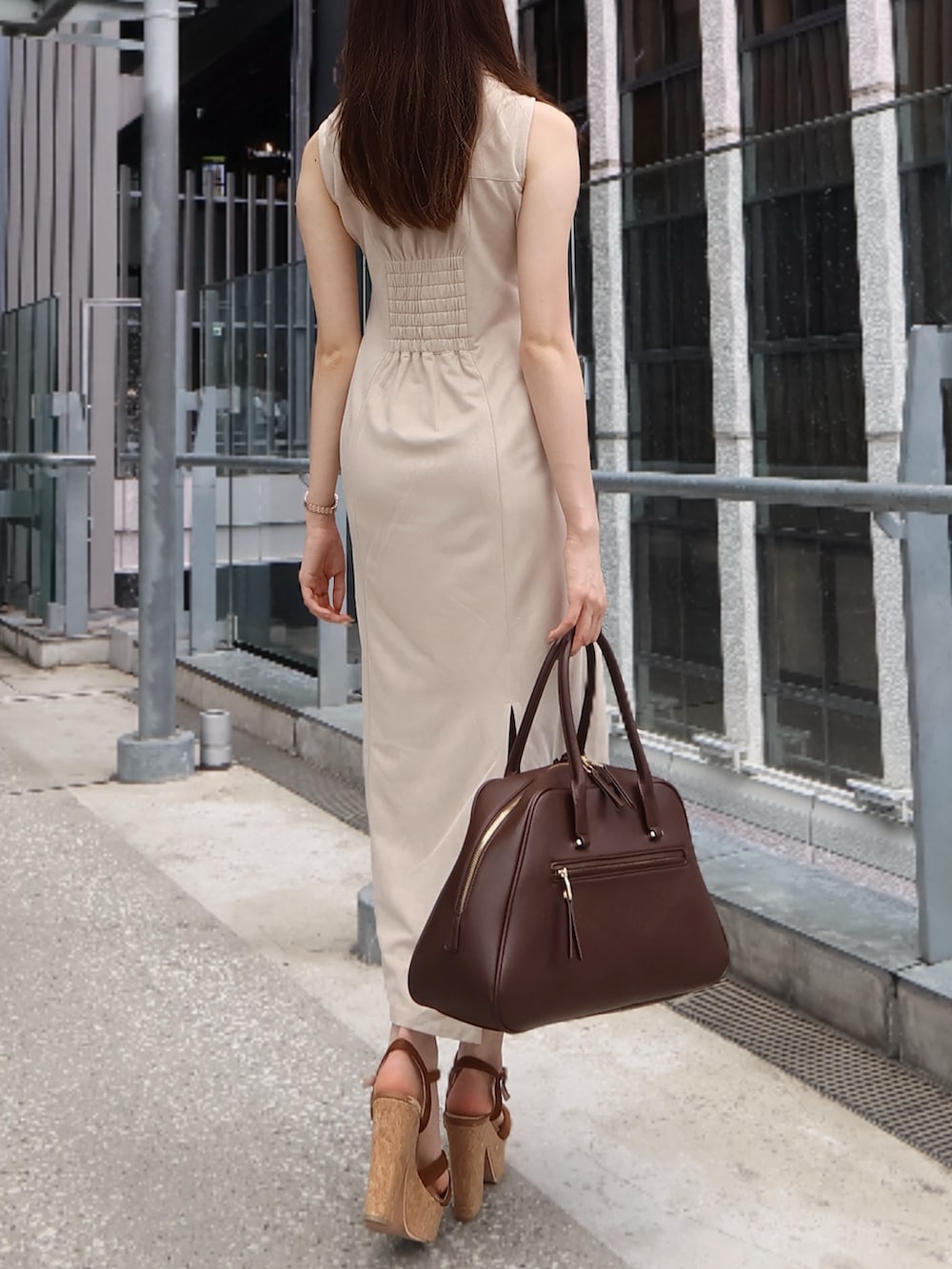 ブラウン系のサンダル、ブラウン系のボストンバッグ、ホワイト系のワンピースを着用したレディースの夏コーディネートの3枚目の写真