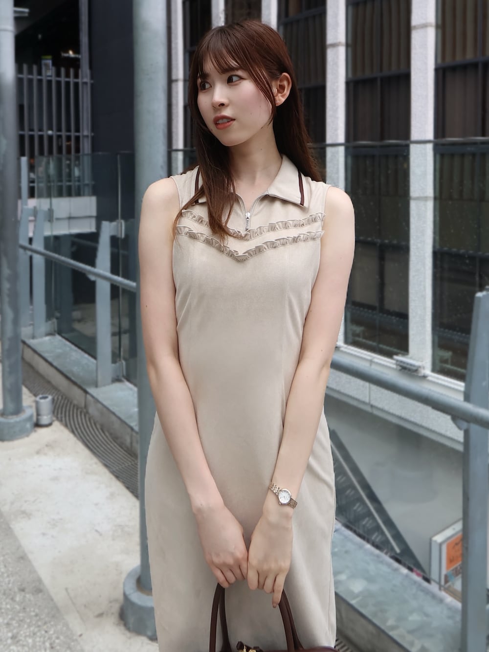 ブラウン系のサンダル、ブラウン系のボストンバッグ、ホワイト系のワンピースを着用したレディースの夏コーディネートの4枚目の写真