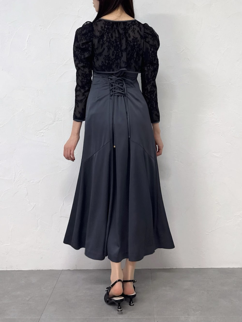 ブラック系のドレスを着用したレディースの冬コーディネートの3枚目の写真