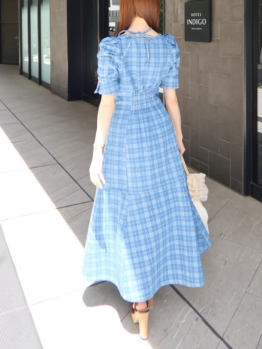 その他のワンピース、ブラウン系のサンダルを着用したレディースの夏コーディネートの3枚目の写真