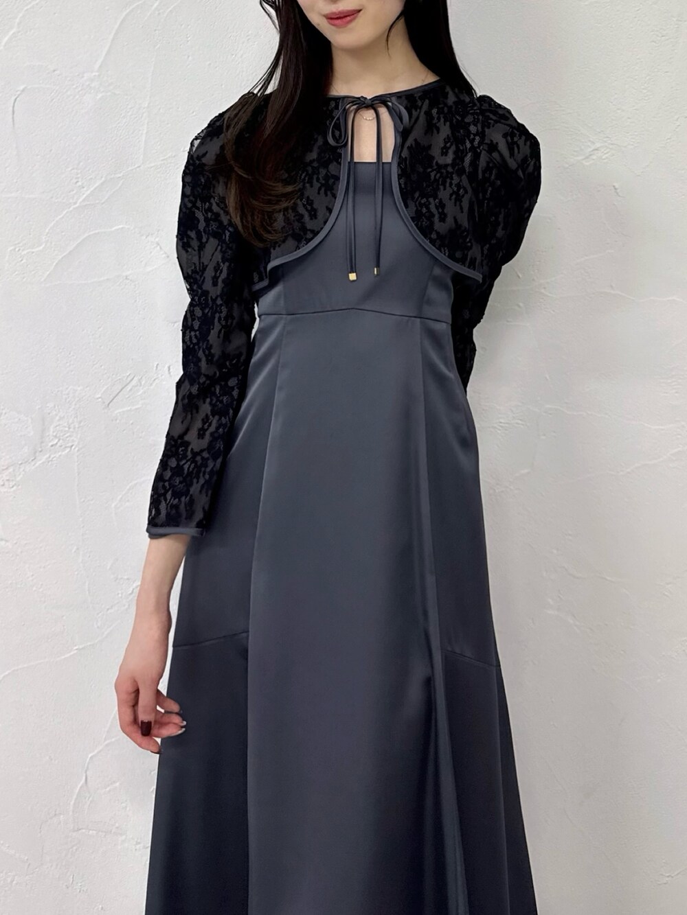 ブラック系のドレスを着用したレディースの冬コーディネートの7枚目の写真