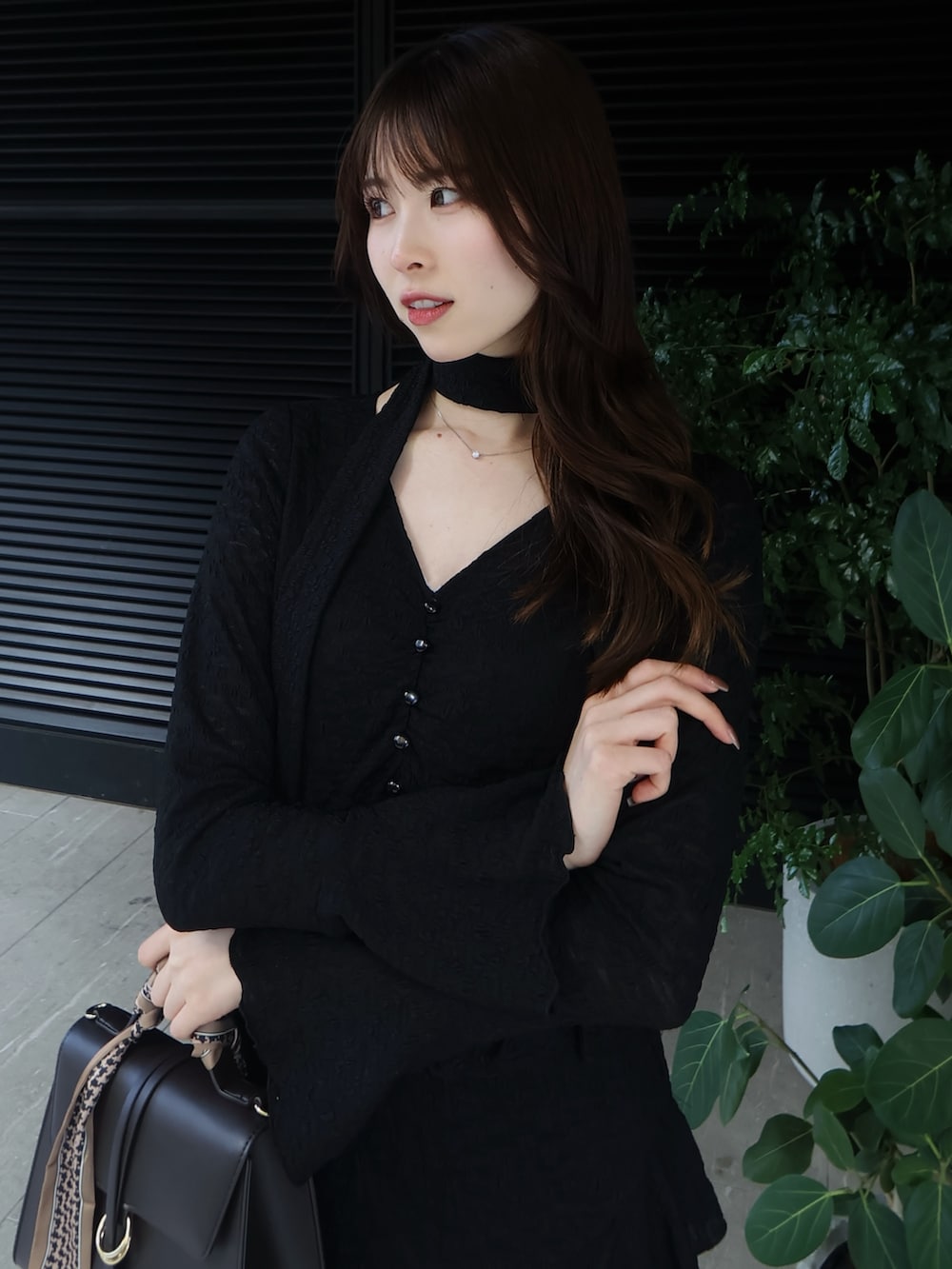 ホワイト系のその他アウター、ブラック系のワンピース、ブラウン系のショルダーバッグを着用したレディースの冬コーディネートの9枚目の写真