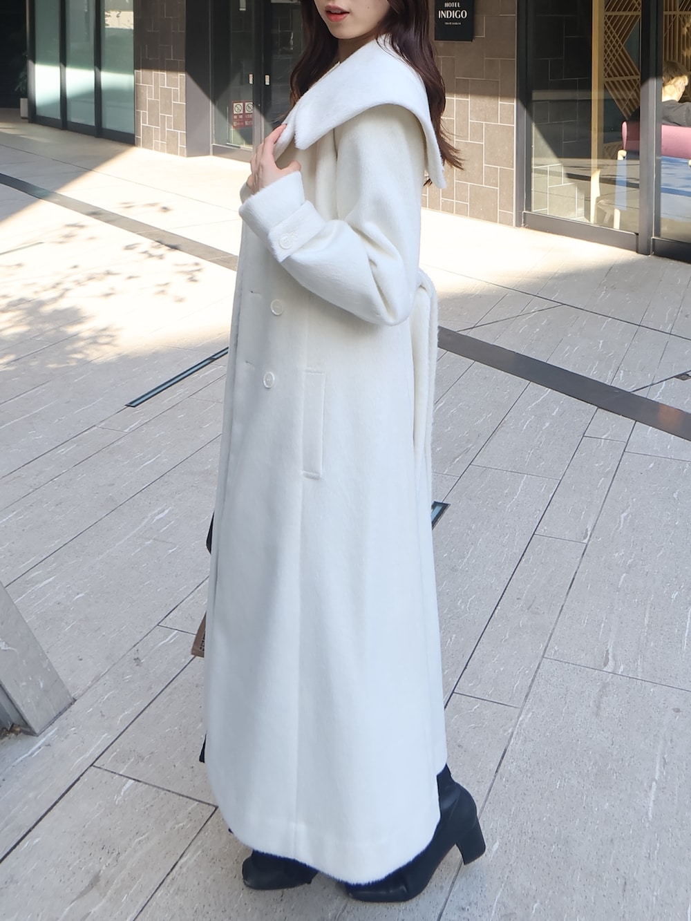 ホワイト系のその他アウター、ブラック系のワンピース、ブラウン系のショルダーバッグを着用したレディースの冬コーディネートの2枚目の写真