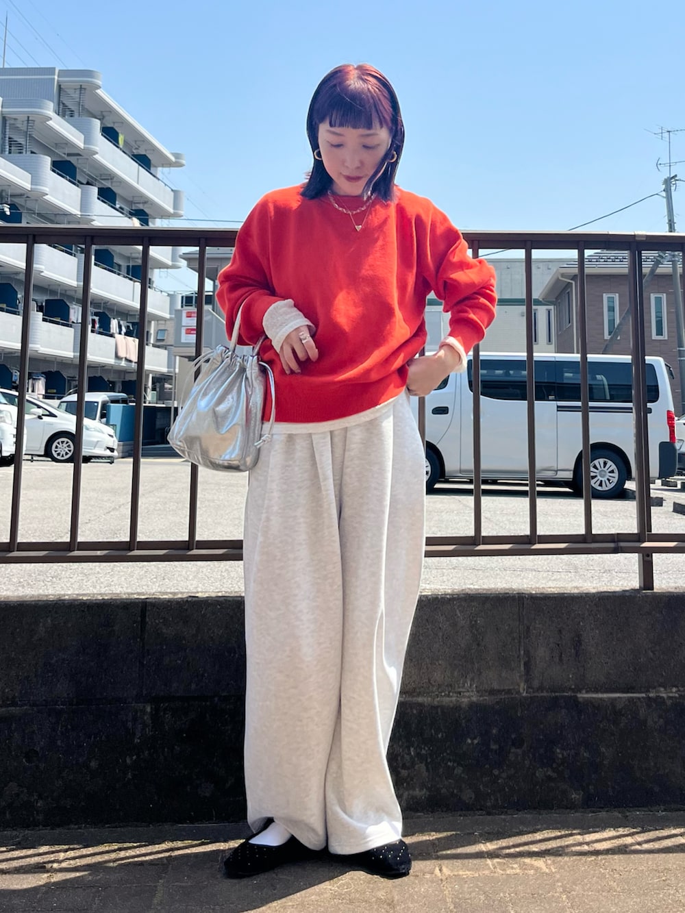 「レイヤードスタイル、今日のコーデ、おでかけコーデ、春ファッション、オトナ女子、ラクチンコーデ、低身長、低身長コーデ」｜「UNIQLOのアイテム（ニット/セーター、オレンジ系）」を使った、sawaさん（骨格ウェーブ・レディース・152cm）の春コーディネートの2枚目の写真
