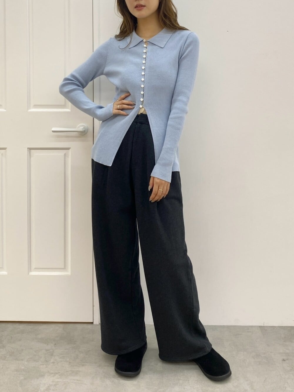 ブルー系のニット/セーター、グレー系のスウェットパンツ、ブラック系のスリッポンを着用したレディースの秋コーディネートの3枚目の写真