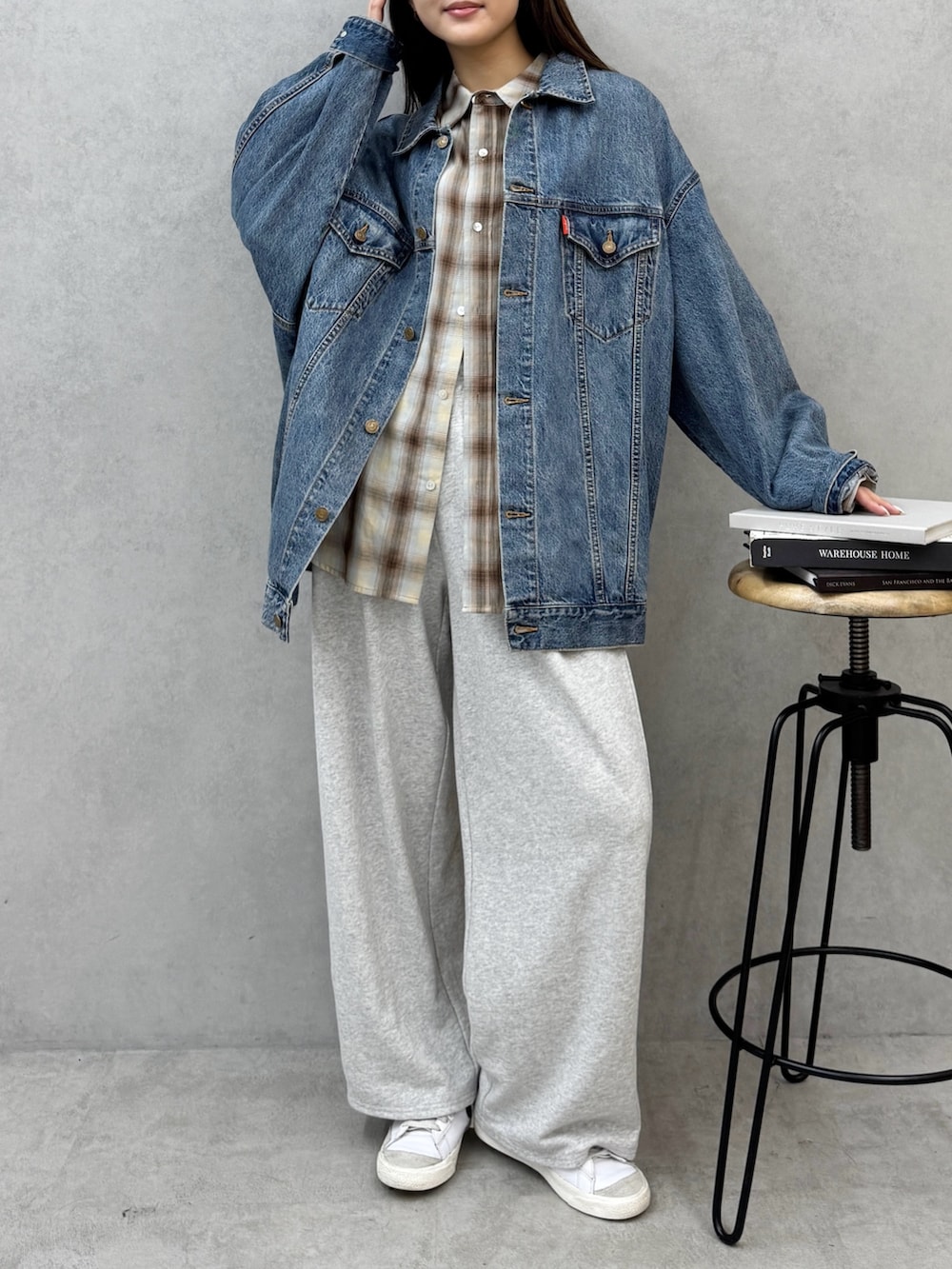 ホワイト系のスニーカー、ブラウン系のシャツ/ブラウス、ブルー系のデニムジャケットを着用したレディースの秋コーディネートの2枚目の写真